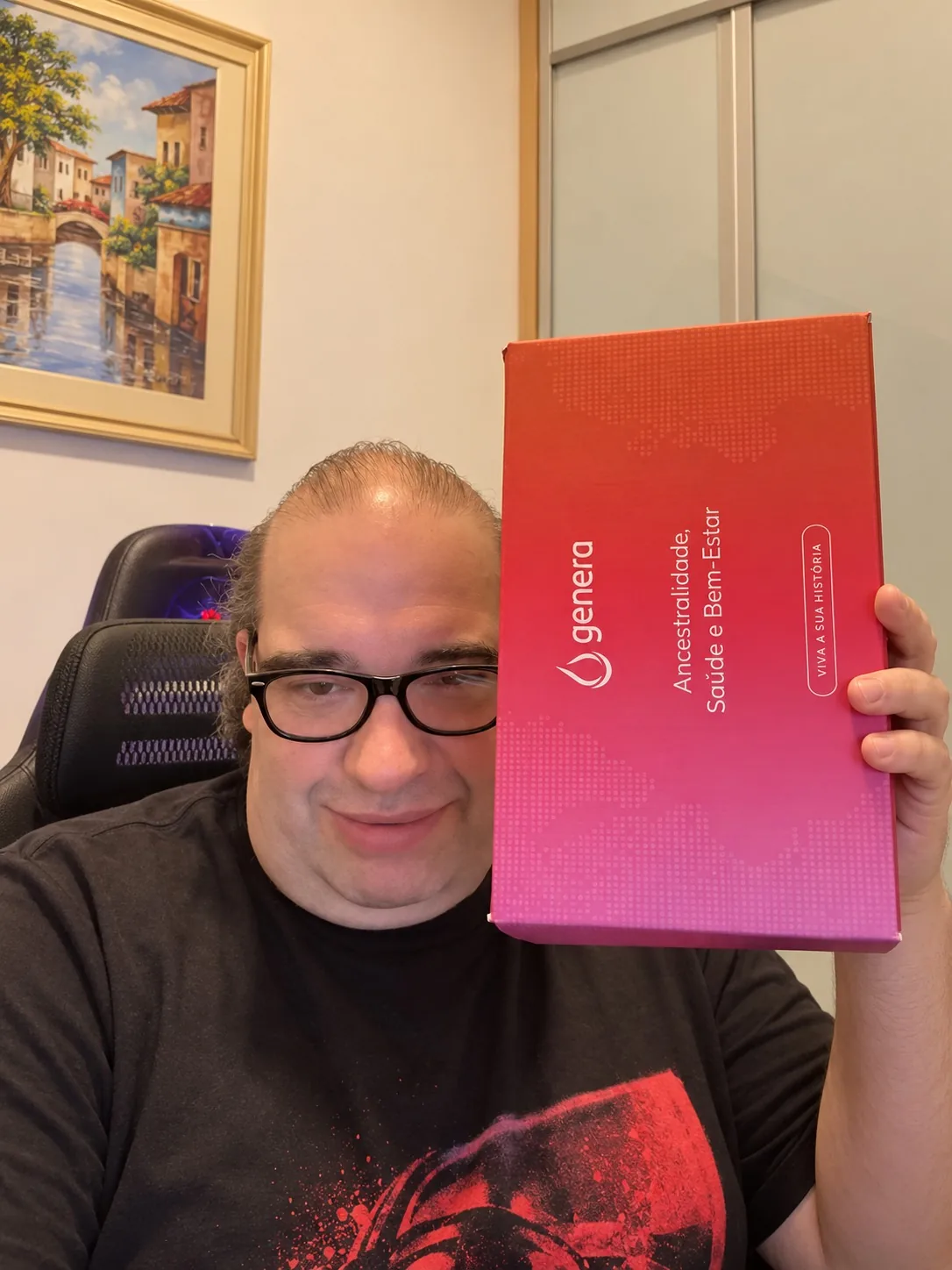 Sérgio Sacani com o kit Genera
